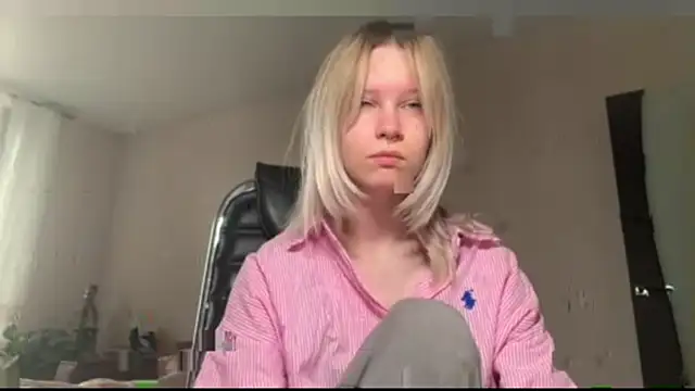 Snapshot of JessicaLowland chatting on July 22, 2026, 11:23 am JessicaLowland online show from July 22, 2026, 11:23 am