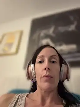 Snapshot of -Lil-Red-Riding-Hood- chatting on August 4, 2026, 6:18 am -Lil-Red-Riding-Hood- online show from August 4, 2026, 6:18 am