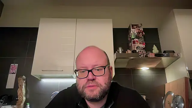 Snapshot of theitalianbear chatting on April 15, 2026, 10:21 pm theitalianbear online show from April 15, 2026, 10:21 pm