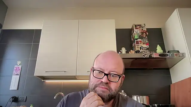 Snapshot of theitalianbear chatting on April 16, 2026, 11:22 am theitalianbear online show from April 16, 2026, 11:22 am