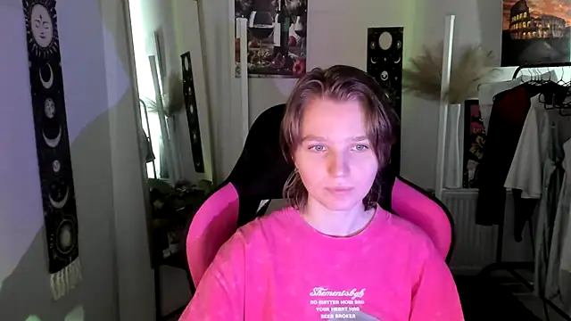 VivienneNoirr online show from July 31, 2026, 8:03 am