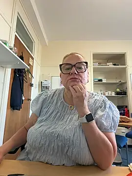 Snapshot of ExperiencedCurvyBelle chatting on August 3, 2026, 8:44 am ExperiencedCurvyBelle online show from August 3, 2026, 8:44 am