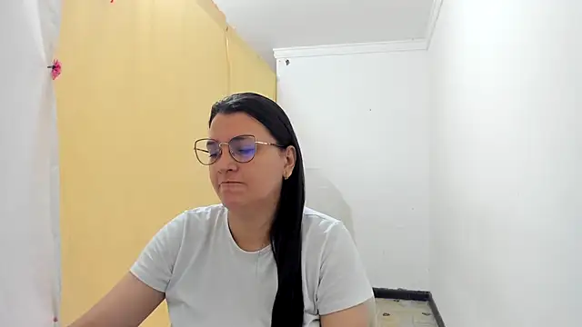 MARILYN GARCIA online show from October 15, 2025, 1:19 pm