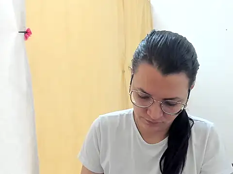 MARILYN GARCIA online show from October 24, 2025, 1:54 pm