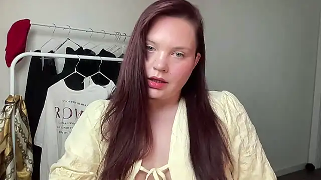 Snapshot of rich_lily chatting on August 4, 2026, 9:52 pm rich lily online show from August 4, 2026, 9:52 pm
