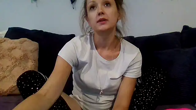 Snapshot of sensins_ chatting on August 6, 2026, 5:08 pm sensins online show from August 6, 2026, 5:08 pm