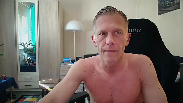 Snapshot of slaveboy2016@xh chatting on June 3, 2026, 4:33 pm slaveboy2016xh online show from June 3, 2026, 4:33 pm