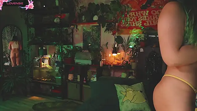 Snapshot of Dead_Butterfly chatting on November 8, 2025, 3:10 am Dead Butterfly online show from November 8, 2025, 3:10 am