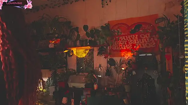 Snapshot of Dead_Butterfly chatting on November 18, 2025, 3:32 am Dead Butterfly online show from November 18, 2025, 3:32 am