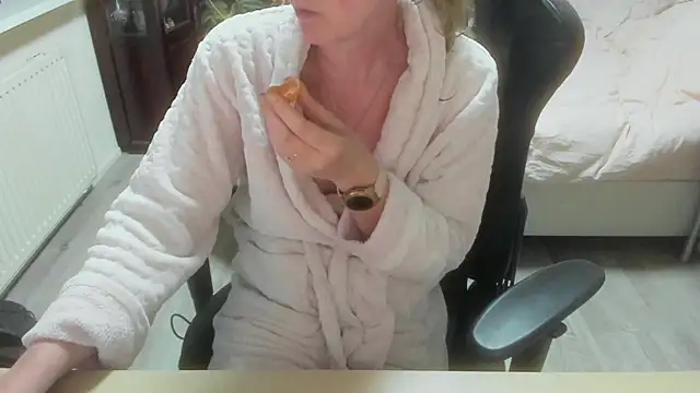 minoesje37 online show from March 22, 2026, 8:32 pm