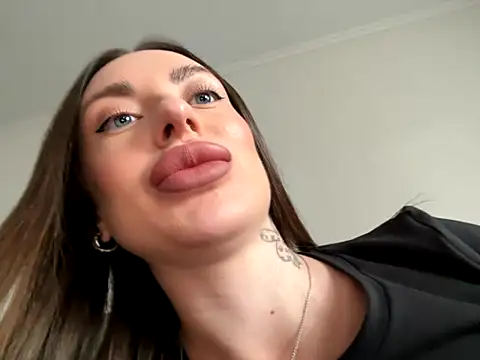 Blondeqlove online show from October 15, 2025, 11:51 am