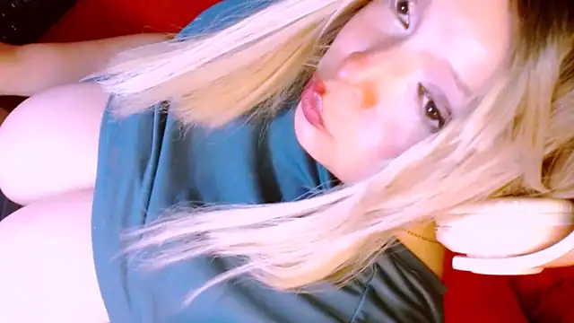 Snapshot of Honey_Lucy1 chatting on April 20, 2026, 1:30 am Honey Lucy1 online show from April 20, 2026, 1:30 am