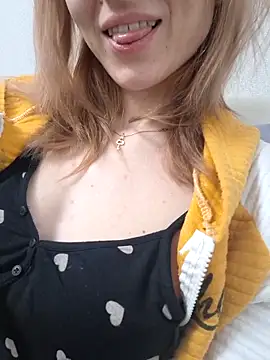 Snapshot of YogisticJuli666 chatting on November 7, 2025, 5:23 am YogisticJuli666 online show from November 7, 2025, 5:23 am