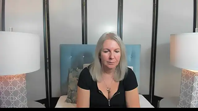 Snapshot of EricaTop chatting on November 17, 2025, 5:28 pm EricaTop online show from November 17, 2025, 5:28 pm