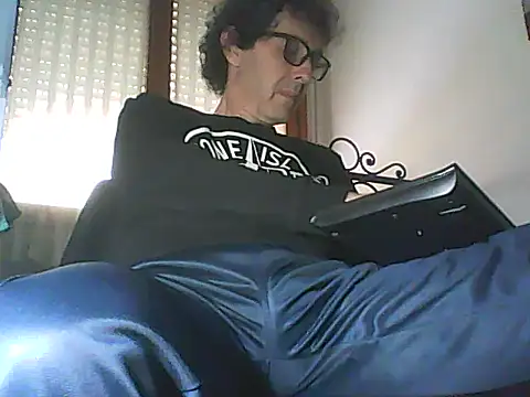 Snapshot of Moro_ra chatting on May 14, 2026, 12:02 pm Moro ra online show from May 14, 2026, 12:02 pm