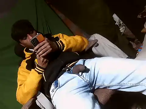 Snapshot of desiboy1101 chatting on December 15, 2025, 1:50 pm desiboy1101 online show from December 15, 2025, 1:50 pm