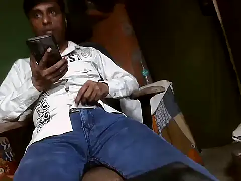 Snapshot of desiboy1101 chatting on October 28, 2025, 2:05 pm desiboy1101 online show from October 28, 2025, 2:05 pm