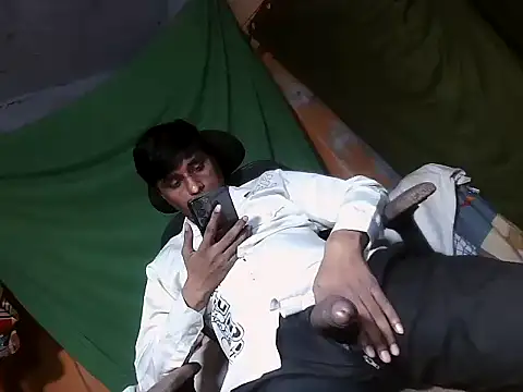 Snapshot of desiboy1101 chatting on November 12, 2025, 2:21 pm desiboy1101 online show from November 12, 2025, 2:21 pm