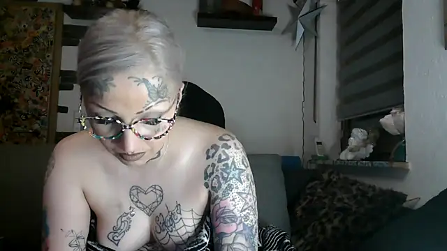 Snapshot of RoxxyInk chatting on April 12, 2026, 10:24 pm RoxxyInk online show from April 12, 2026, 10:24 pm