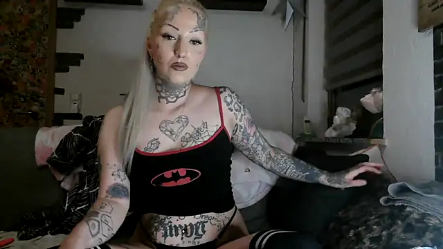 Snapshot of RoxxyInk chatting on April 7, 2026, 10:11 pm RoxxyInk online show from April 7, 2026, 10:11 pm