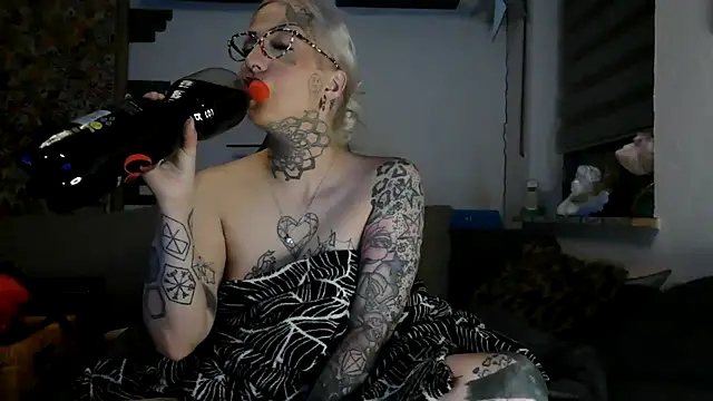 Snapshot of RoxxyInk chatting on April 13, 2026, 10:03 pm RoxxyInk online show from April 13, 2026, 10:03 pm