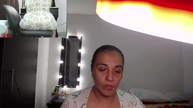 zoe hotxxx online show from October 13, 2025, 2:40 pm