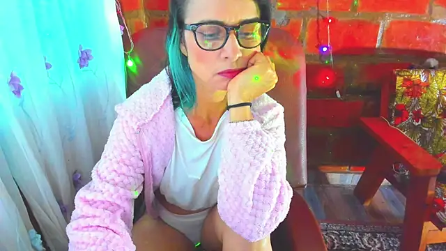 BrianaGarner online show from May 4, 2026, 2:42 pm