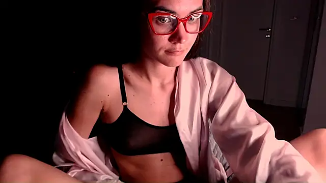 EvelynGG online show from June 18, 2026, 6:57 pm