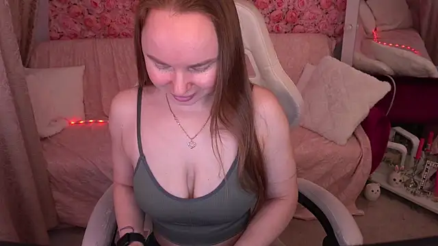 Snapshot of MiaRedFox chatting on March 3, 2026, 6:42 am MiaRedFox online show from March 3, 2026, 6:42 am