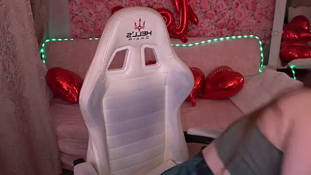 Snapshot of MiaRedFox chatting on February 19, 2026, 6:43 am MiaRedFox online show from February 19, 2026, 6:43 am