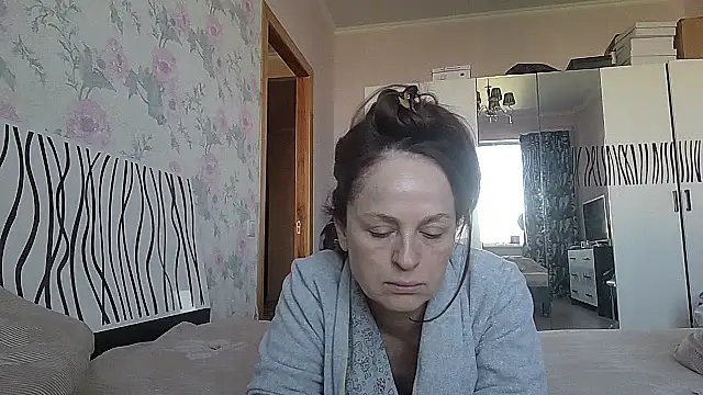 LindaStarS online show from May 5, 2026, 5:43 am