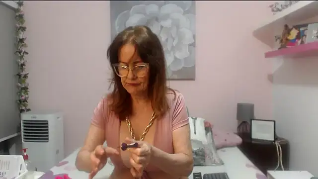 Snapshot of CindyCrawford chatting on May 19, 2026, 3:35 am CindyCrawford online show from May 19, 2026, 3:35 am