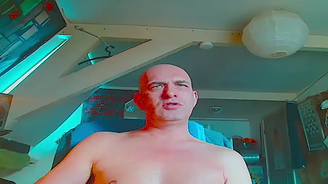 Snapshot of maxhard77 chatting on November 30, 2025, 11:00 am maxhard77 online show from November 30, 2025, 11:00 am