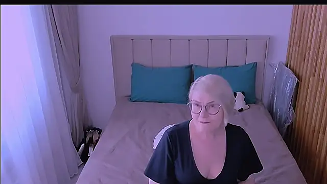 sabrinamacmarren online show from April 21, 2026, 1:50 pm