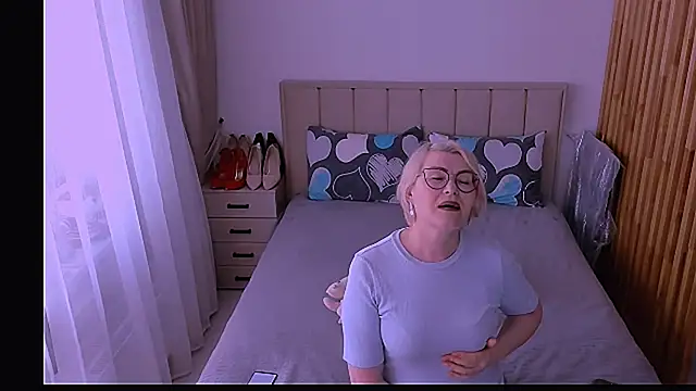 sabrinamacmarren online show from May 11, 2026, 4:04 pm