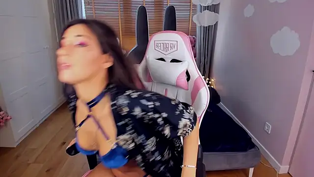 Snapshot of MiaSilkX chatting on October 28, 2025, 12:15 pm MiaSilkX online show from October 28, 2025, 12:15 pm