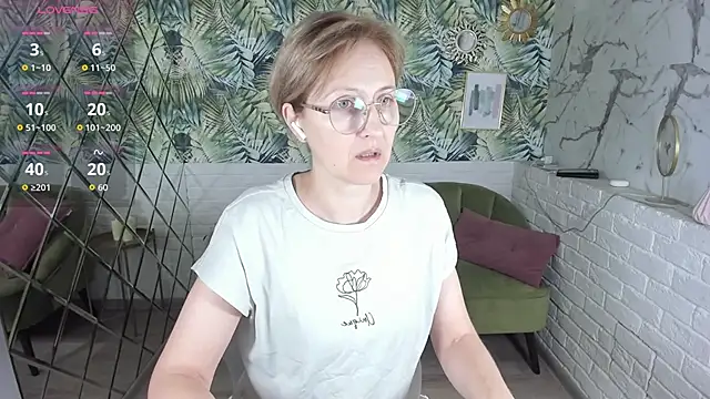 Snapshot of Paris_Cherry chatting on December 14, 2025, 8:03 pm Paris Cherry online show from December 14, 2025, 8:03 pm