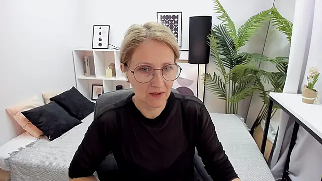 Snapshot of Paris_Cherry chatting on October 14, 2025, 9:25 pm Paris Cherry online show from October 14, 2025, 9:25 pm