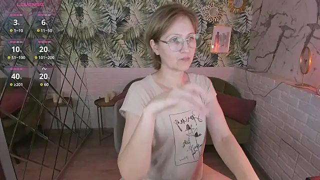 Snapshot of Paris_Cherry chatting on December 13, 2025, 8:26 pm Paris Cherry online show from December 13, 2025, 8:26 pm