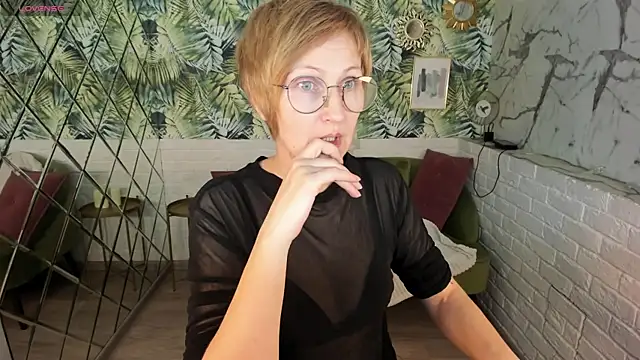 Snapshot of Paris_Cherry chatting on April 14, 2026, 4:06 am Paris Cherry online show from April 14, 2026, 4:06 am