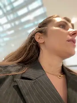 Snapshot of MariiD chatting on November 12, 2025, 8:51 am MariiD online show from November 12, 2025, 8:51 am