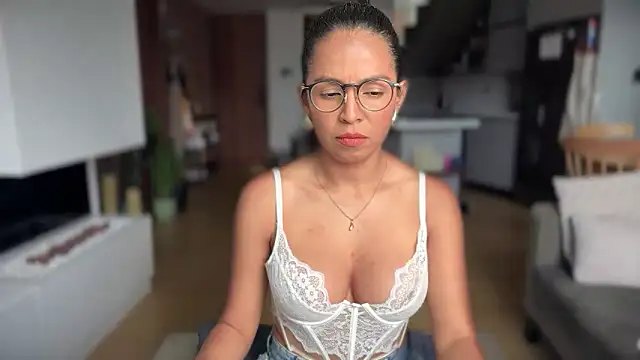 Snapshot of illaroom chatting on November 11, 2025, 4:02 pm illaroom online show from November 11, 2025, 4:02 pm