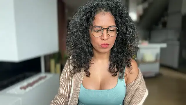 Snapshot of illaroom chatting on December 16, 2025, 6:23 pm illaroom online show from December 16, 2025, 6:23 pm