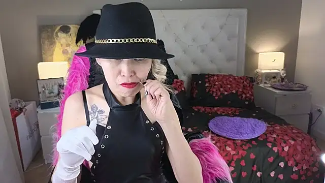 Snapshot of RoxalanaStar chatting on June 5, 2026, 10:54 am RoxalanaStar online show from June 5, 2026, 10:54 am