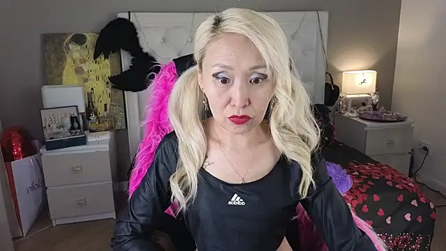 Snapshot of RoxalanaStar chatting on June 13, 2026, 2:26 pm RoxalanaStar online show from June 13, 2026, 2:26 pm