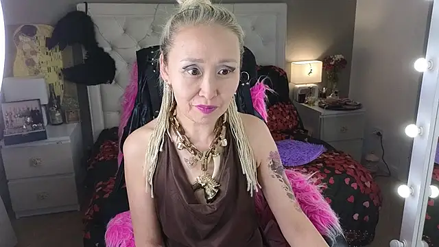 Snapshot of RoxalanaStar chatting on July 28, 2026, 8:23 pm RoxalanaStar online show from July 28, 2026, 8:23 pm