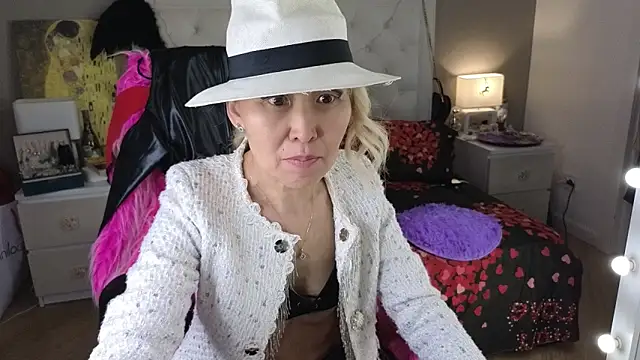 Snapshot of RoxalanaStar chatting on June 19, 2026, 10:21 am RoxalanaStar online show from June 19, 2026, 10:21 am