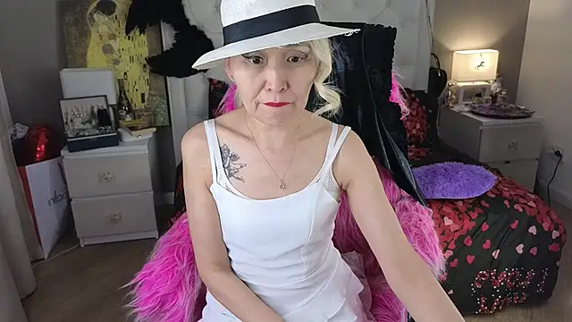 Snapshot of RoxalanaStar chatting on June 20, 2026, 9:09 pm RoxalanaStar online show from June 20, 2026, 9:09 pm