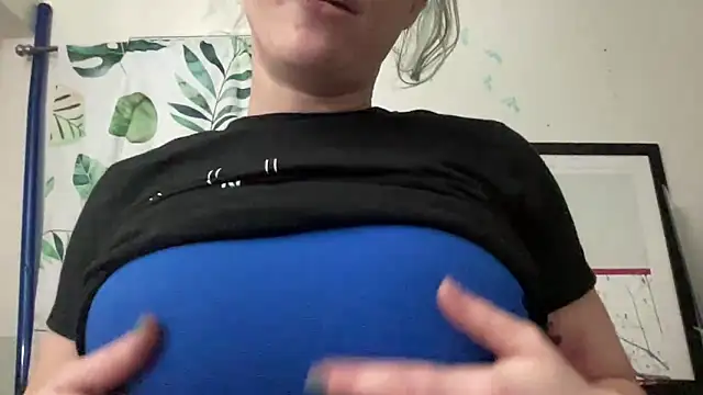 Snapshot of TheDaisyChaos chatting on May 17, 2026, 3:45 pm TheDaisyChaos online show from May 17, 2026, 3:45 pm