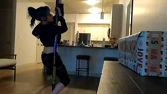 TheDaisyChaos online show from December 19, 2025, 9:28 pm